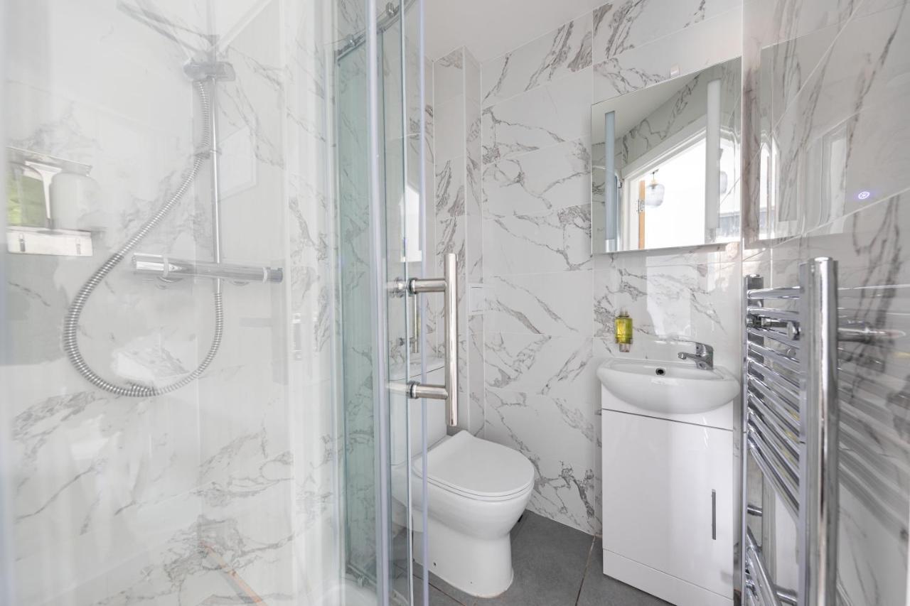 Functional Double With An Ensuite Toilet And Shower Near Tube And Bus Stations London Bagian luar foto